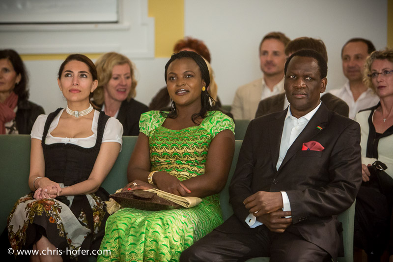 AMREF Black & White Charity-Gala im Gwandhaus Salzburg, 2014-05-16; Foto: Chris Hofer; Bild zeigt: Bond-Girl Caterina Murino, Botschafter von Kenia Michael Adipo Okoth Oyugi mit Gattin