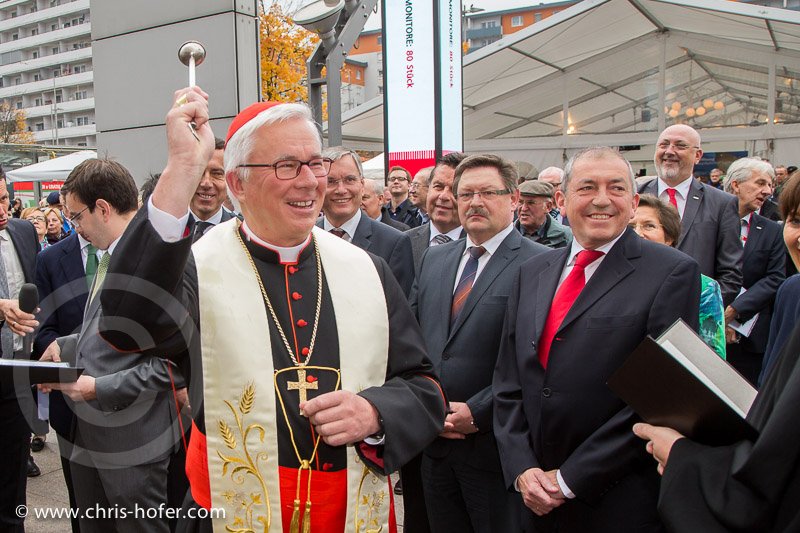 Feierliche Eröffnung des Hauptbahnhof Salzburg, 2014-11-07, Foto: Chris Hofer, Bild zeigt: Segnung durch Erzbischof Franz Lackner