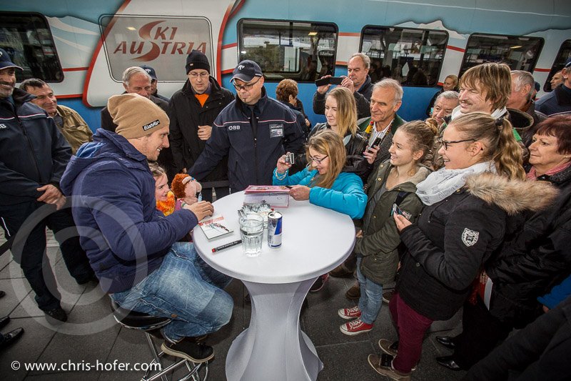Feierliche Eröffnung des Hauptbahnhof Salzburg, 2014-11-07, Foto: Chris Hofer, Bild zeigt: Marcel Hirscher gibt Autogramme für Fans