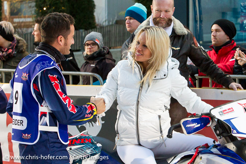 SAALBACH-HINTERGLEMM, AUSTRIA - DECEMBER 05:   Pamela Anderson and DTM racer driver Timo Scheider during the third and final day of the Formula Snow 2015 ski opening on December 5, 2015 in Saalbach-Hinterglemm, Austria.  (Photo by Chris Hofer/Getty Images)