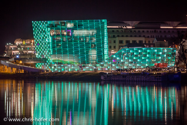 Nachtaufnahmen Ars Electronica Center, Linz, 2013-04-06; Foto: Chris Hofer