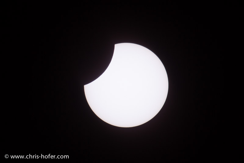 Partielle Sonnenfinsternis, beobachtet bei der Volkssternwarte am Voggenberg bei Bergheim, 2015-03-20, Foto: Chris Hofer, Bild zeigt: Phase um 11:35