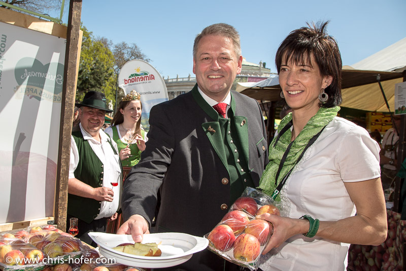 Eröffnung Steiermarkdorf beim Rathaus Wien, 2015-04-16; Foto: Chris Hofer, Bild zeigt: Bundesminister Andrä Rupprechter (links)